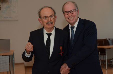 Landrat Manfred Müller verleiht Herrn Dr. Pablo Livio Rivero-Lazcano das Verdienstkreuz am Bande der Bundesrepublik Deutschland (Foto: © Anna-Sophie Schindler, Amt für Presse- und Öffentlichkeitsarbeit, Kreis Paderbonr)